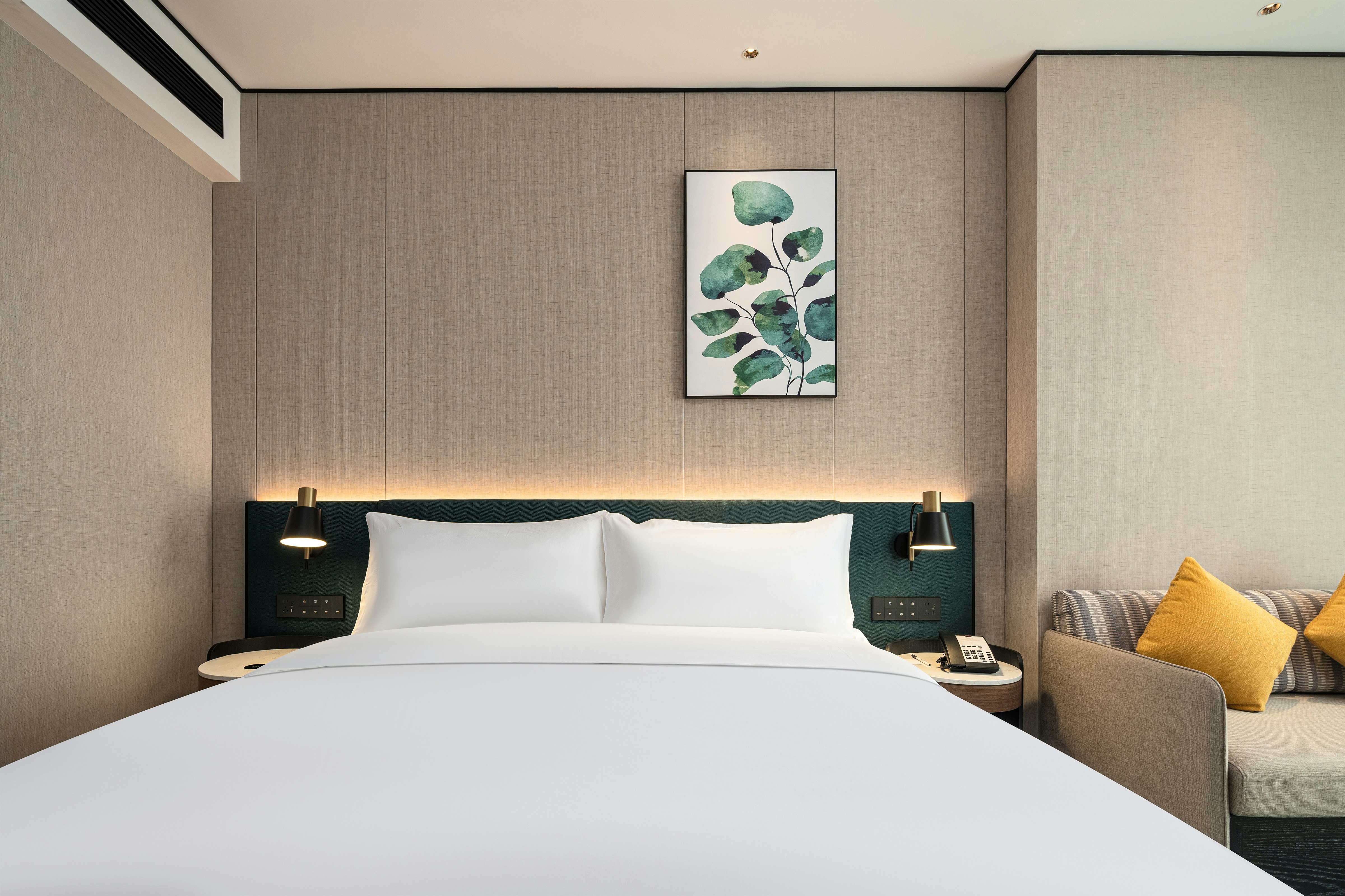 GUEST ROOM, KING BED