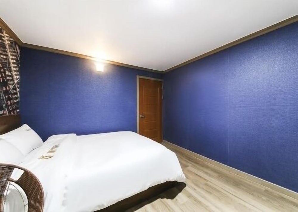 غرفة قياسية بسرير كوين، Happy Q Motel 2/2