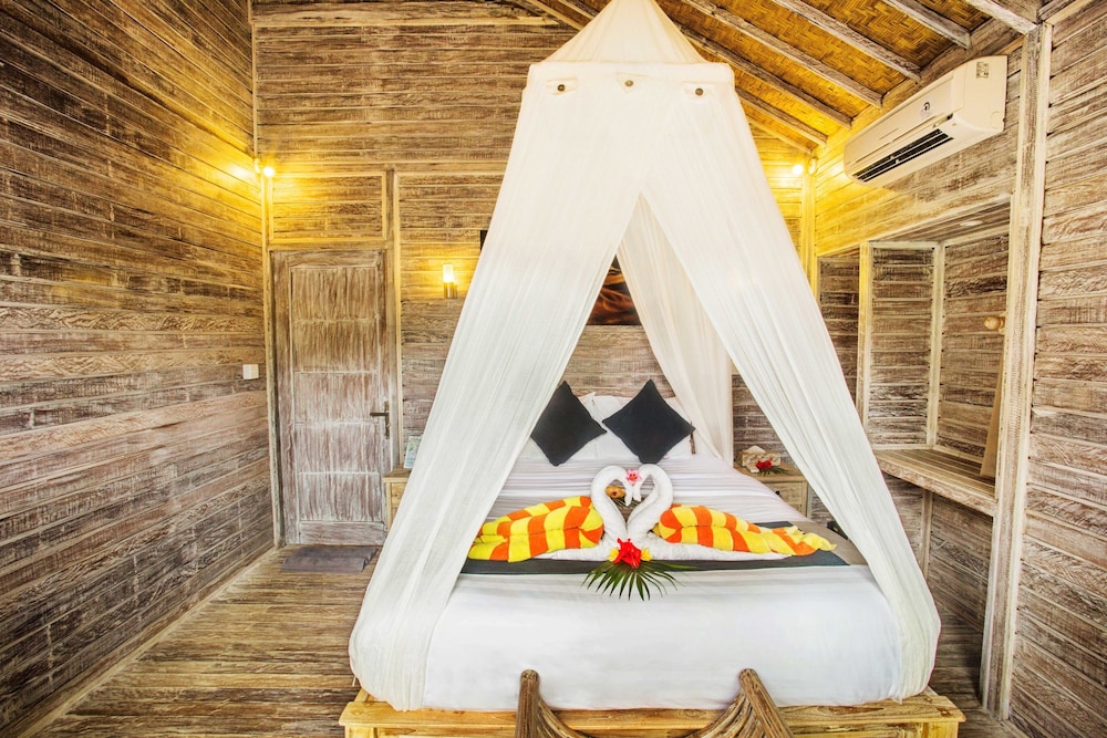 The Syron Huts Lembongan 25/45