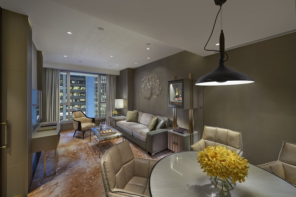 Mandarin Oriental The Landmark, Hong Kong 46/75