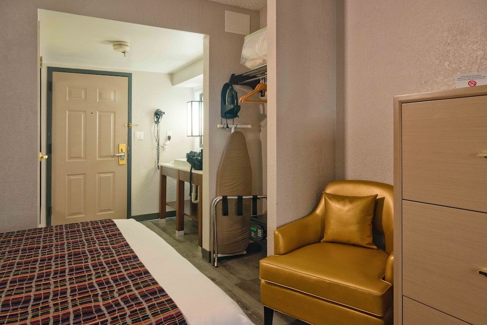 The Palms Inn & Suites 43/45