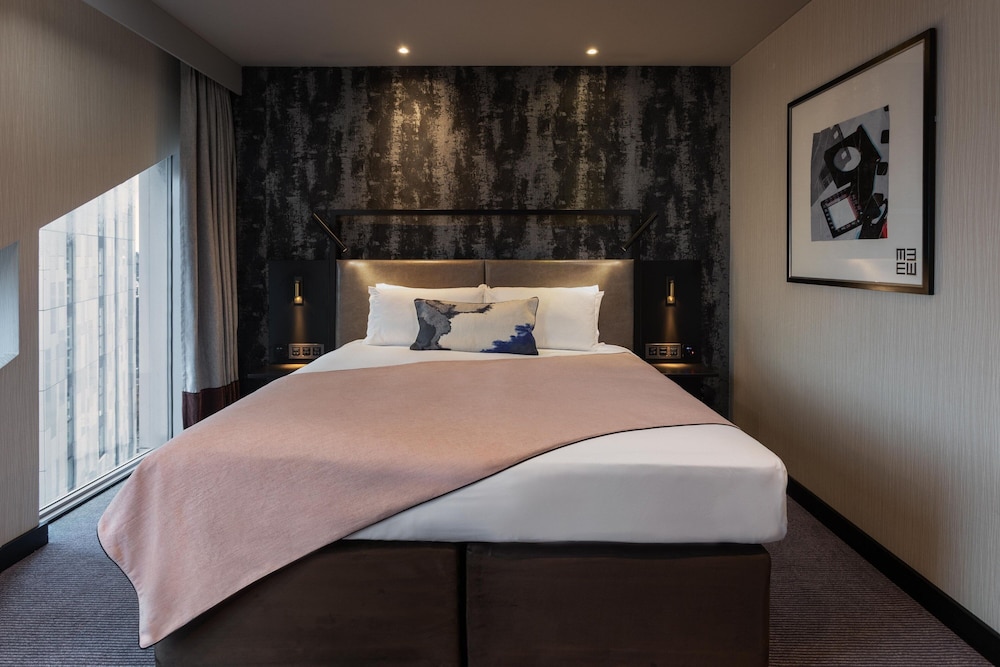 Montcalm East, Autograph Collection 26/73