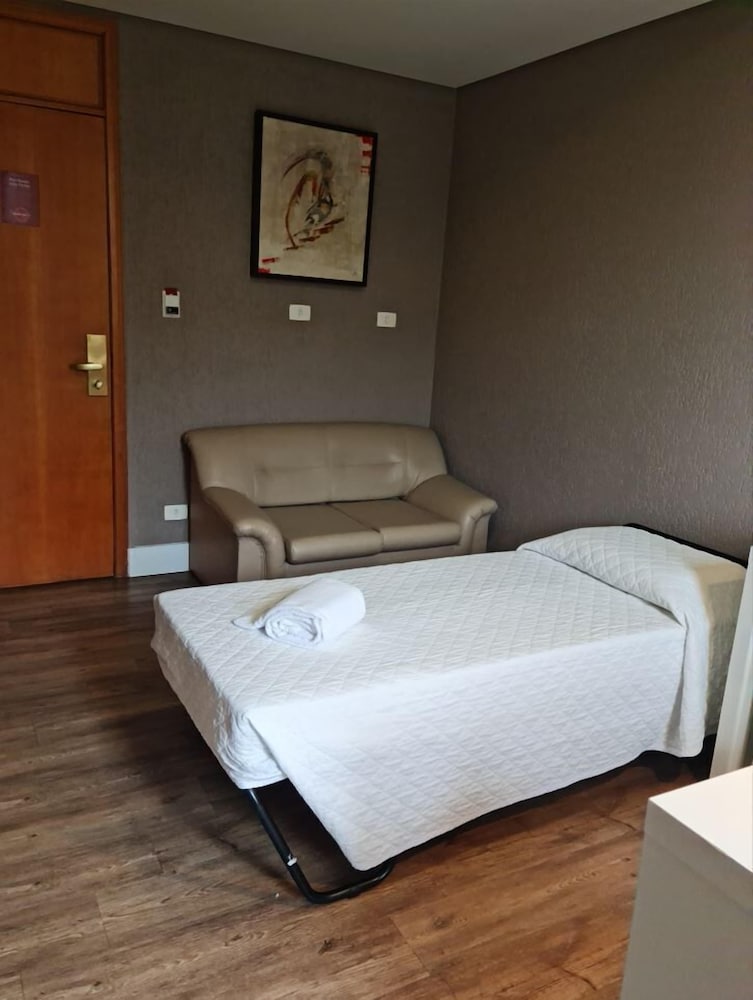 SUITE, TRIPLE, 1 DOUBLE AND 1 SINGLE BED