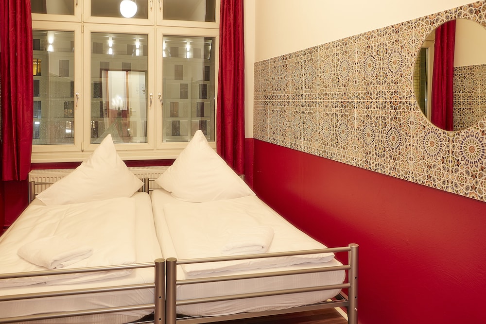 BASIC, TWIN BEDS, SHARED BATHROOM
