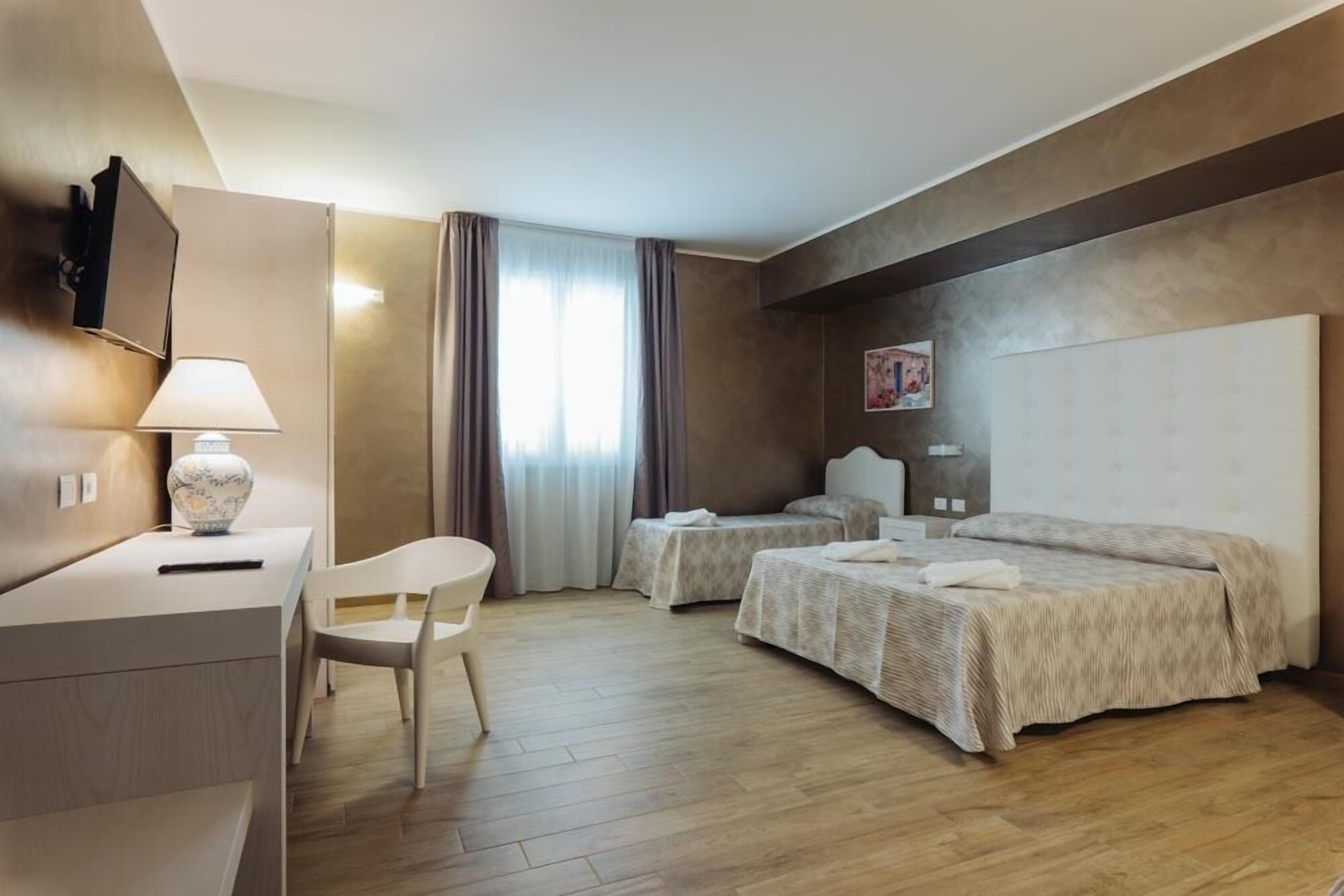 Deluxe, Quadruple, Twin Beds