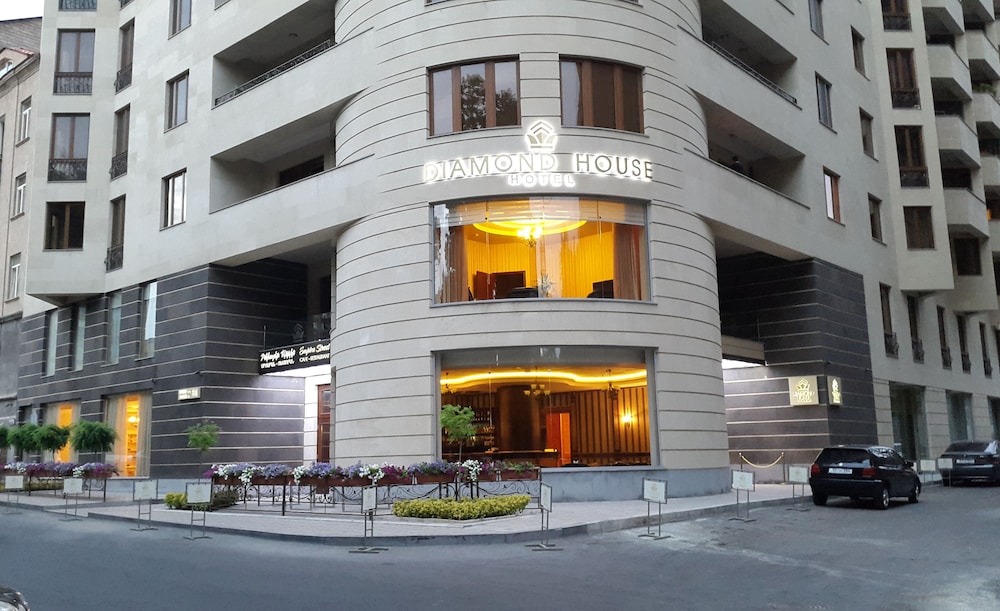 DIAMOND HOUSE HOTEL 33/42