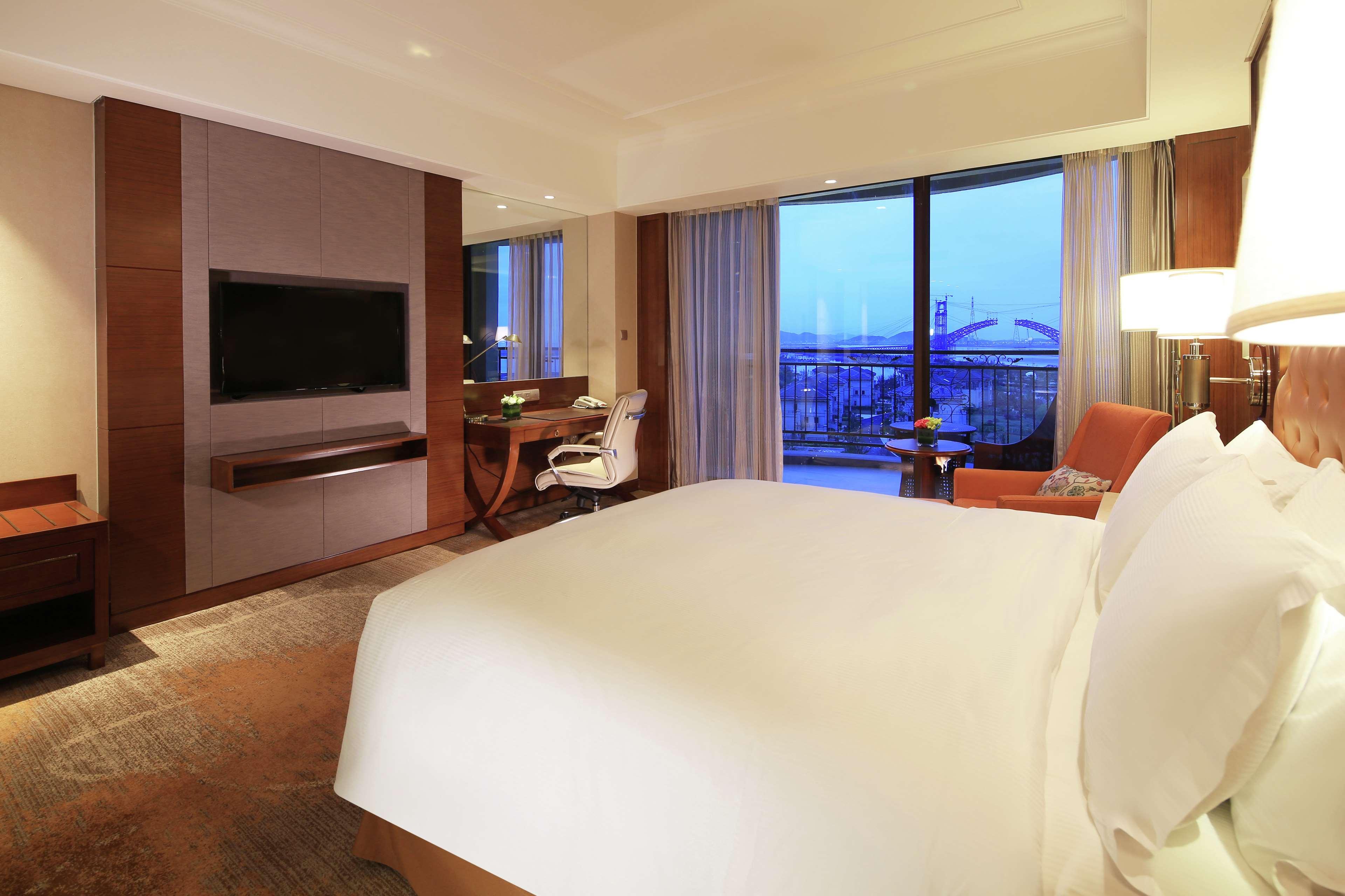 GUEST ROOM, KING BED, SEA VIEW, BALCONY