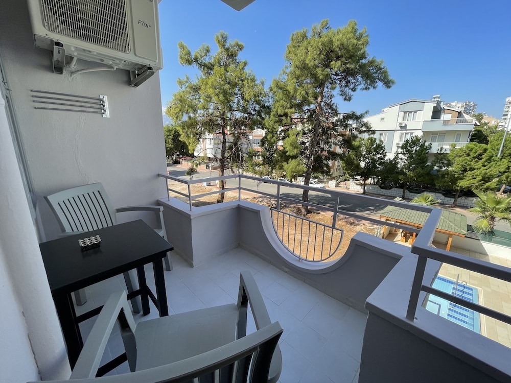 OPERA Boutique Hotel 21/24