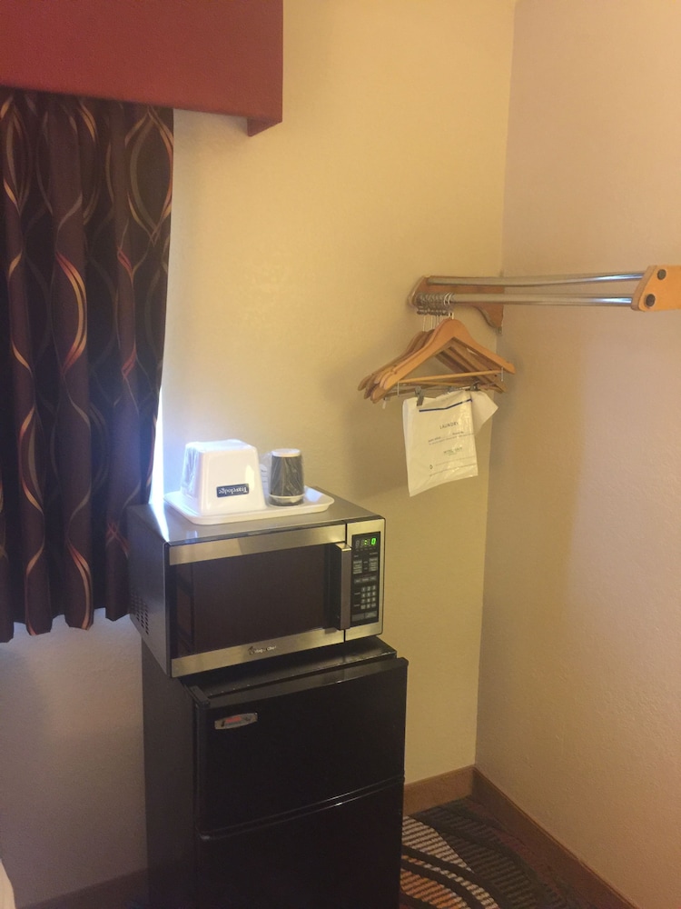 Travelodge By Wyndham Battle Creek 15/18