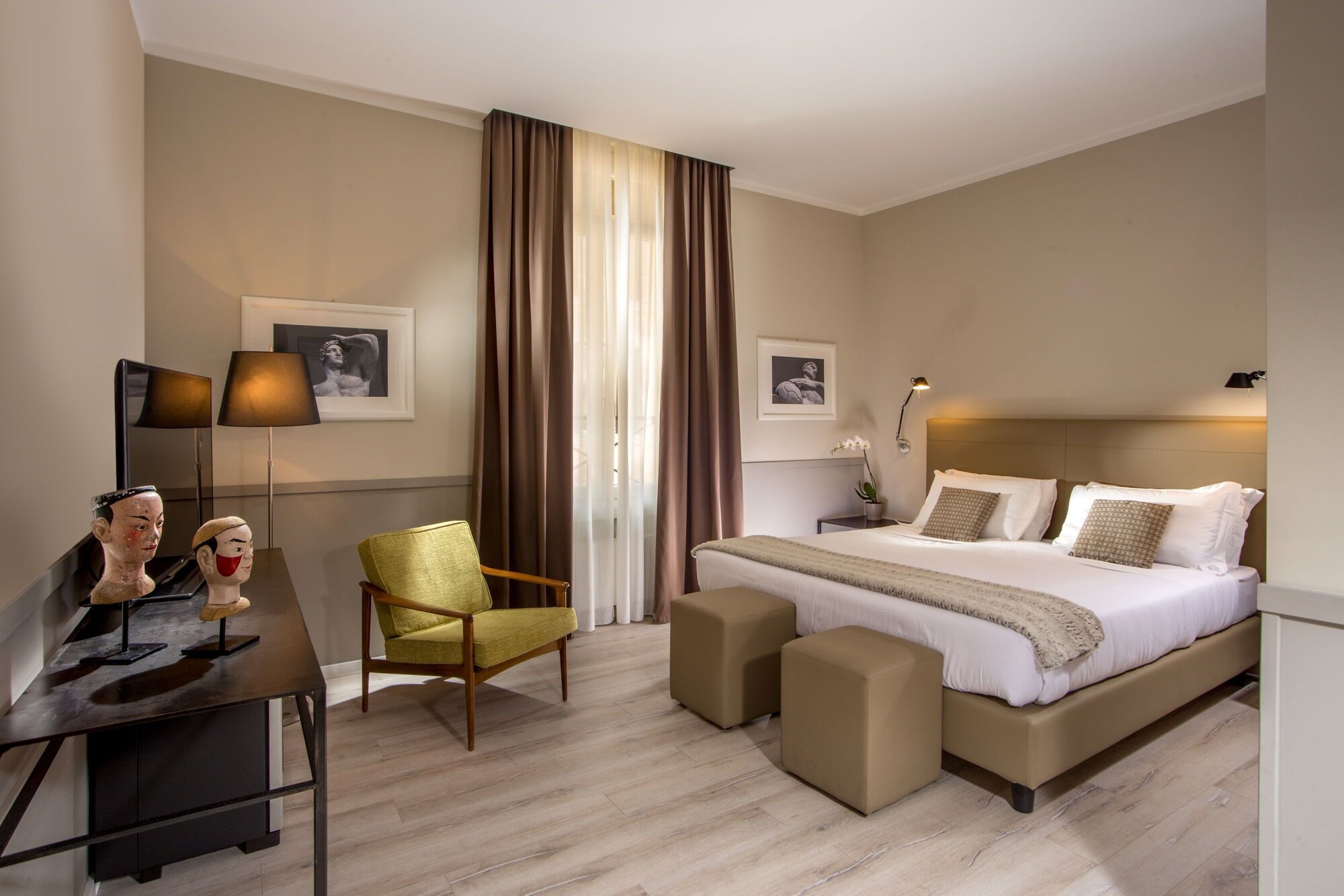 ROOM, DOUBLE OR TWIN BED