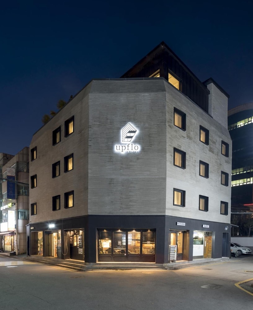 Upflo Hostel 5/60