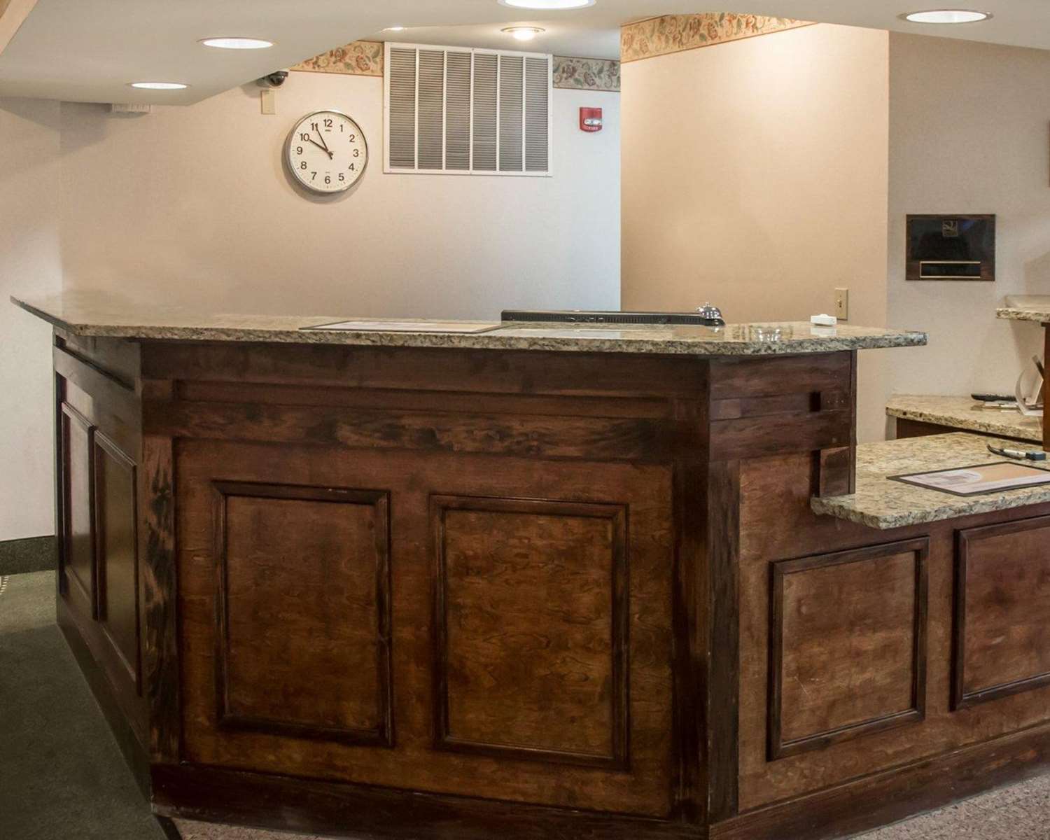 Quality Inn & Suites Loves Park Near Rockford 8/35