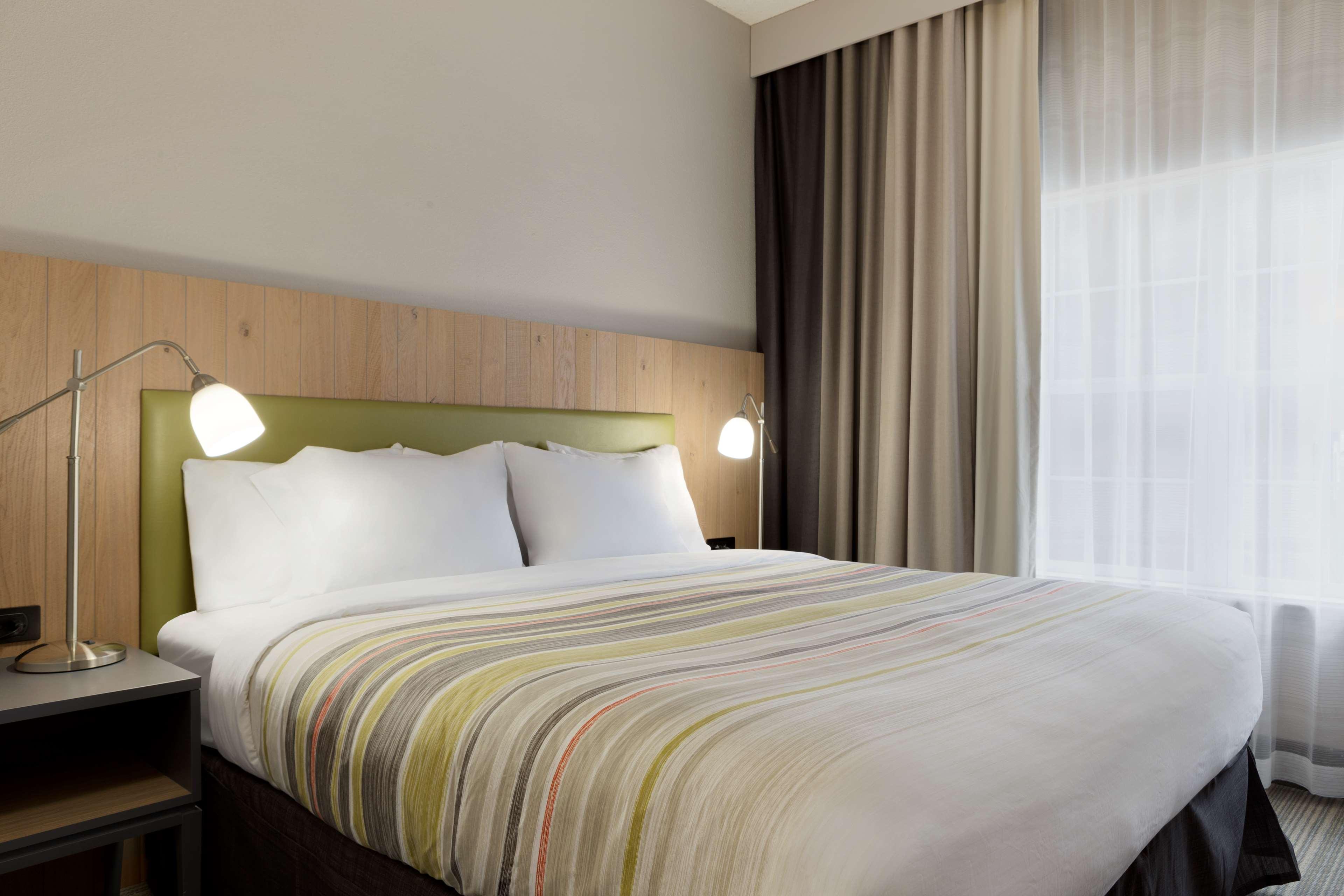 ROOM, KING BED, ACCESSIBLE