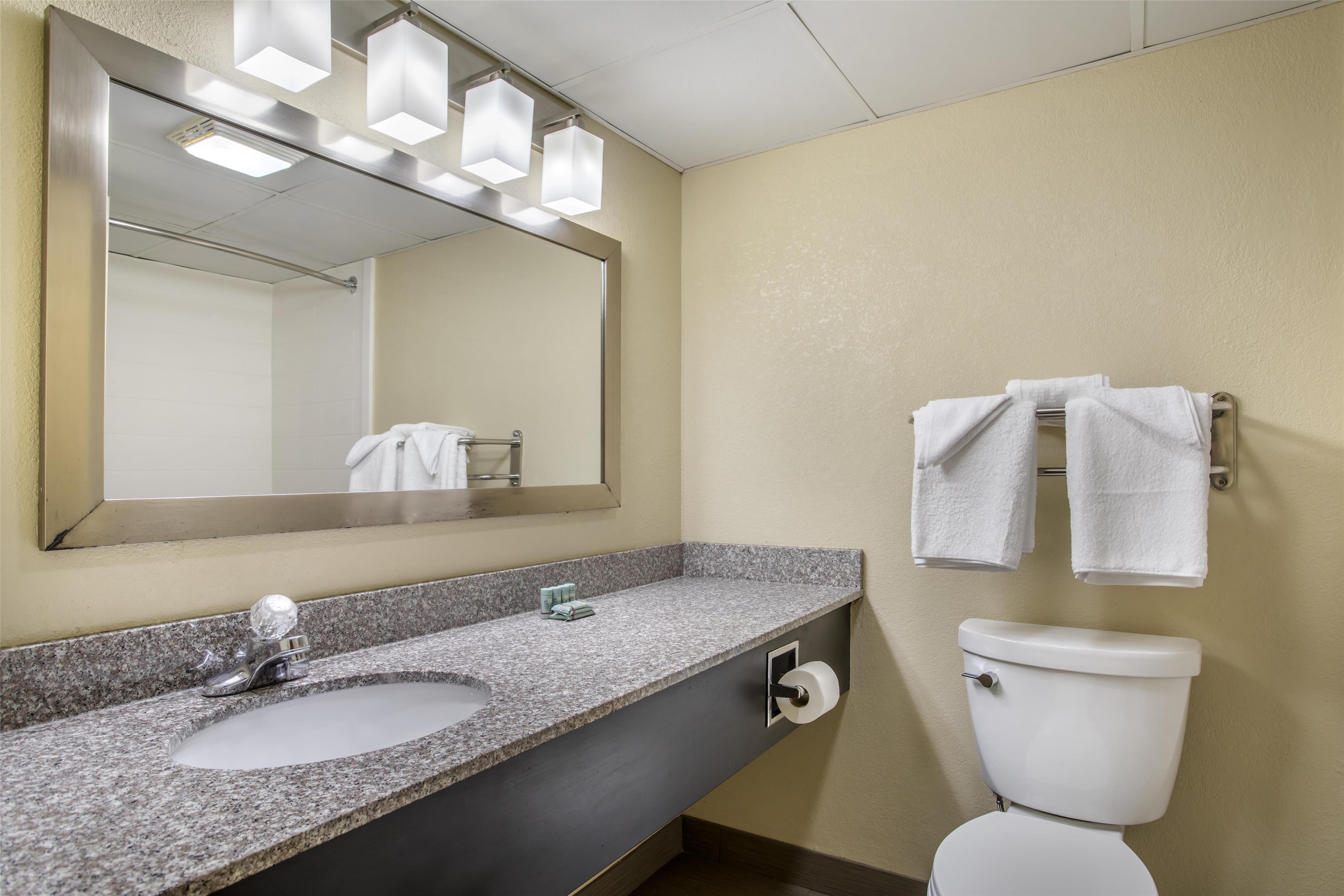 غرفة رباعية بسرير كوين لذوي الإعاقة، Best Western Plaza Inn 7/7