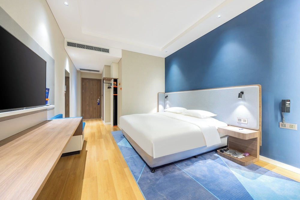 Standard, King Bed, Extra Floor Space