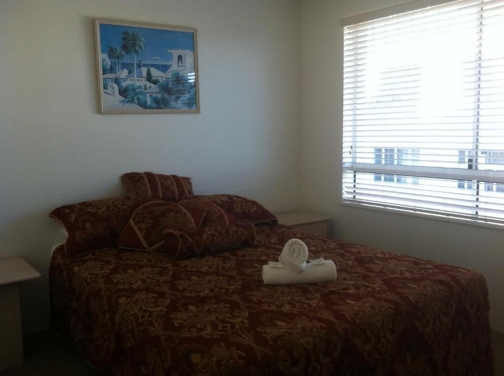 Bayviews and Harbourview Holiday Apartments 8/17