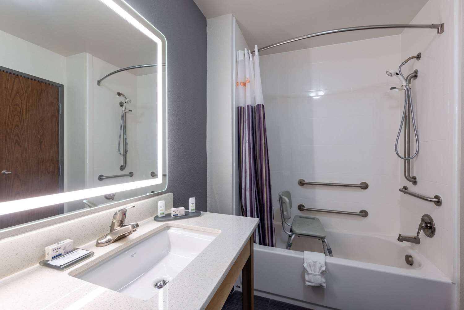 La Quinta Inn & Suites by Wyndham Morgantown 55/60