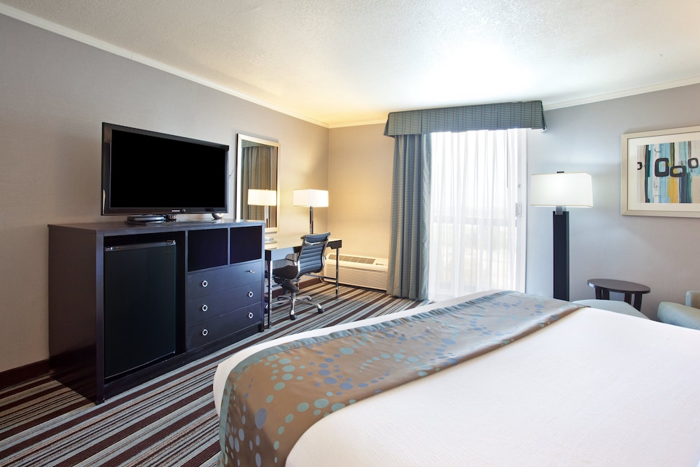 Holiday Inn Long Beach Airport 18/69