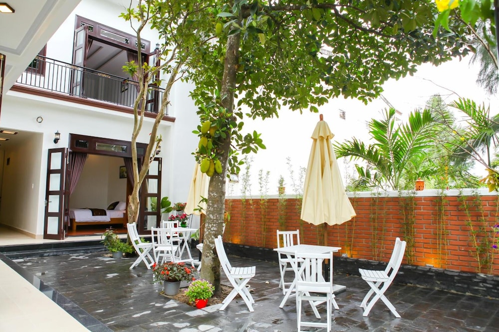 BLUE LAKE HOMESTAY 53/56