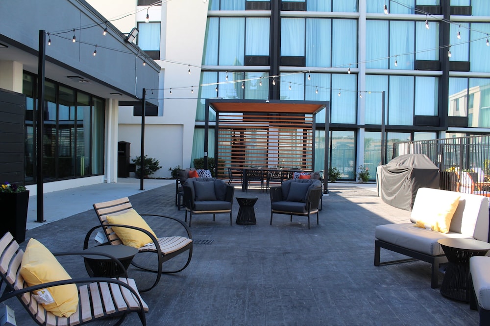 Holiday Inn Dallas Market Ctr Love Field, an IHG hotel 41/66