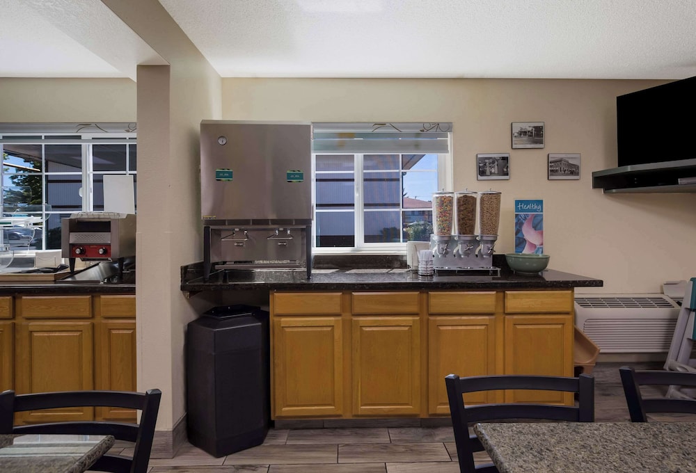 Quality Inn and Suites Medford Airport 43/51
