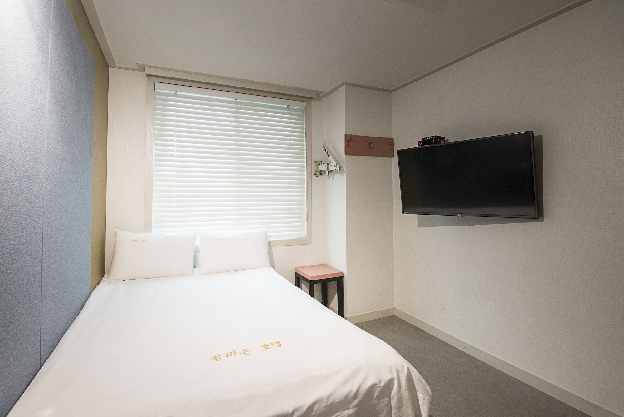 ROOM, DOUBLE BED