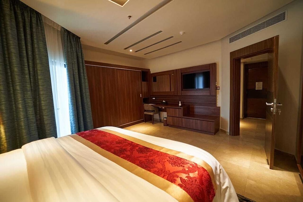 EXECUTIVE, SUITE