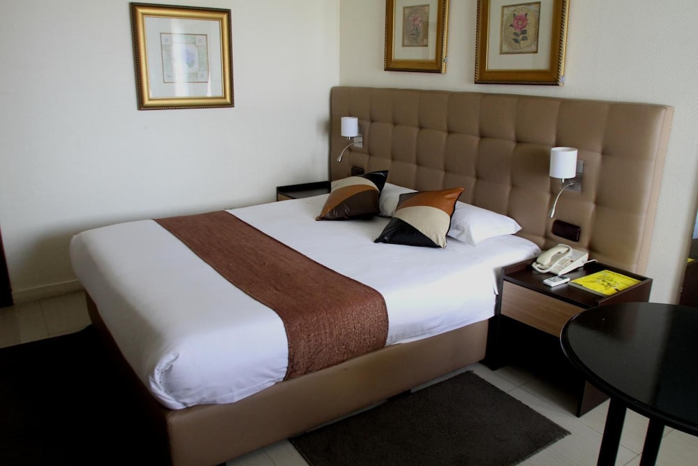 HOTEL MONTE CARLO 24/52