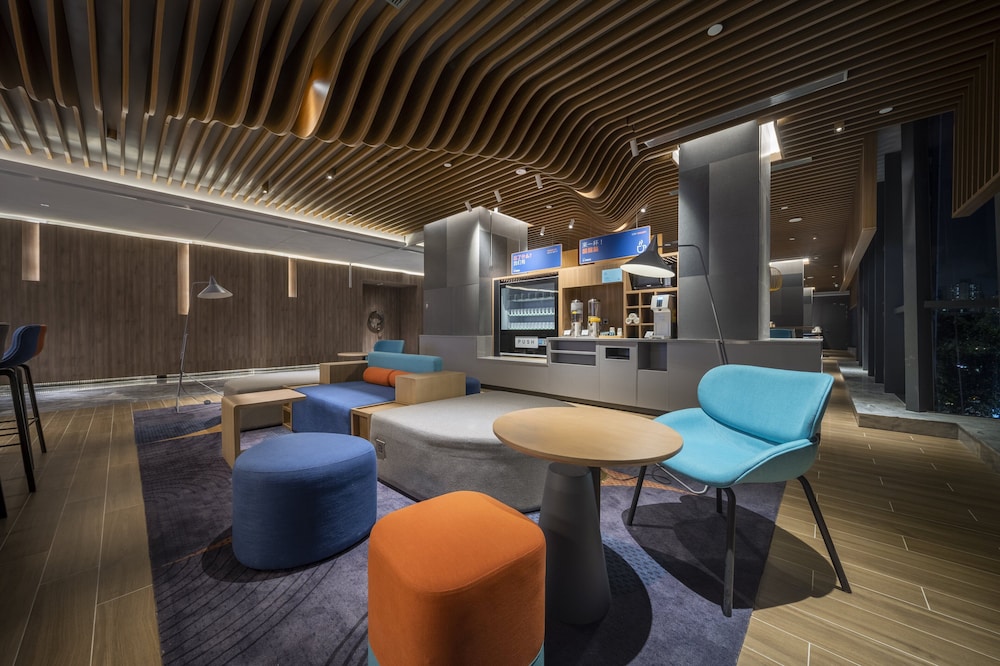 Holiday Inn Express Zhuhai Gongbei 34/63