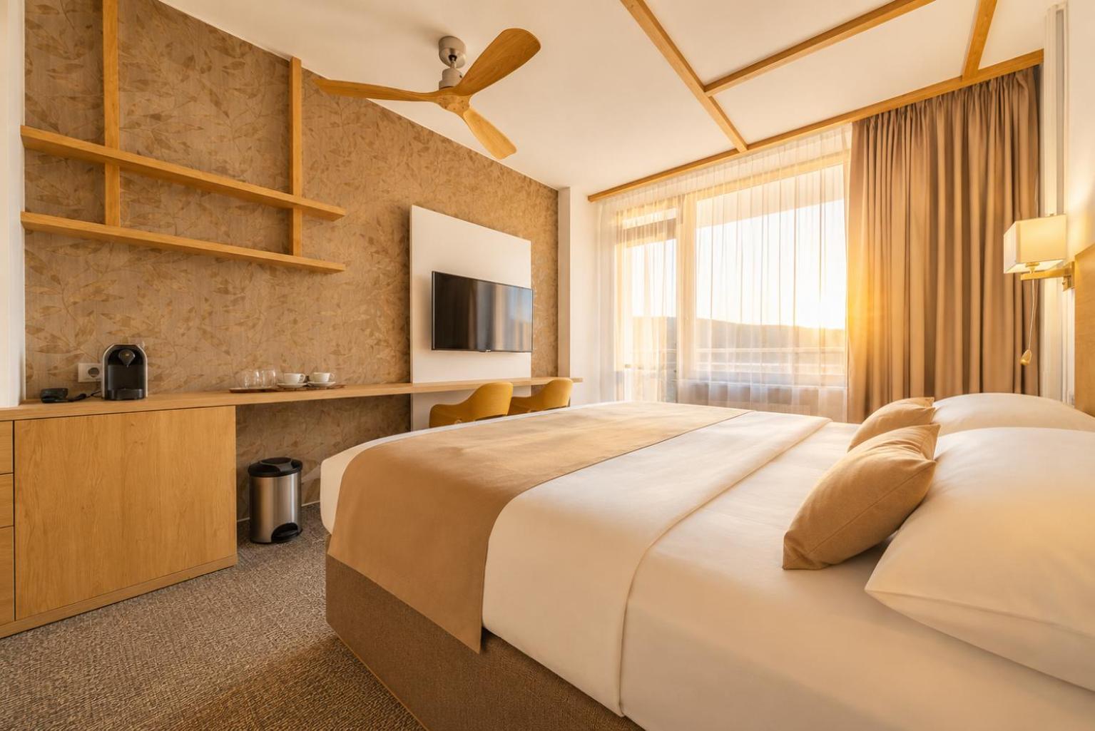 Superior, Double Bed, Lake View