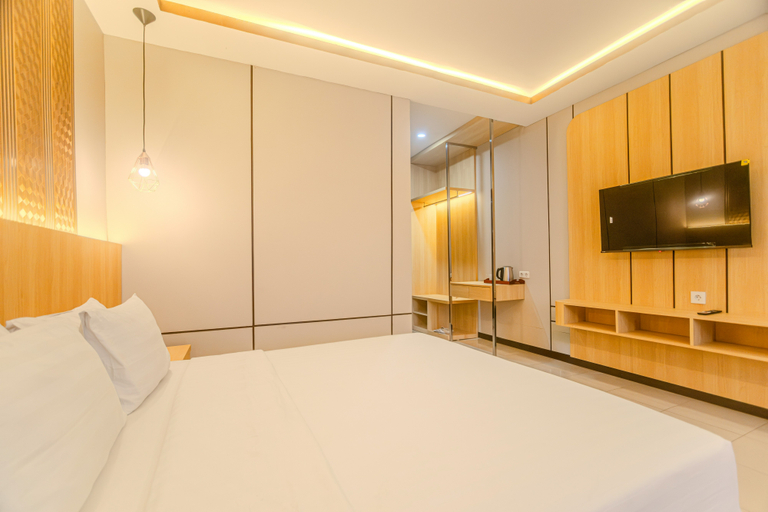 Junior Suite, Queen Bed, Smoking