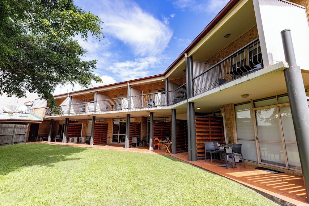 SUNDOWNER HOTEL MOTEL 45/49