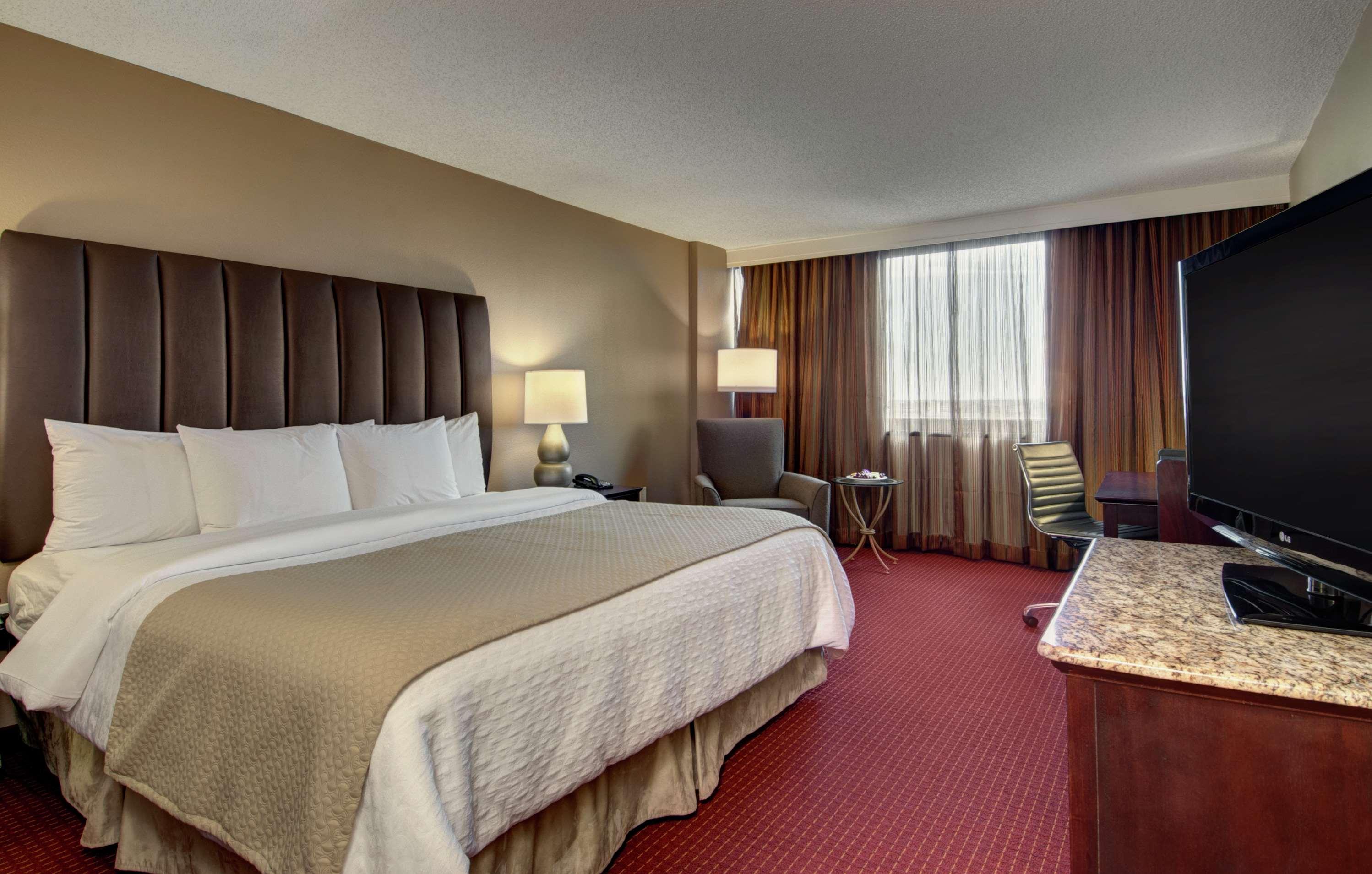 2 Rooms, Suite, King Bed, Balcony, Corner