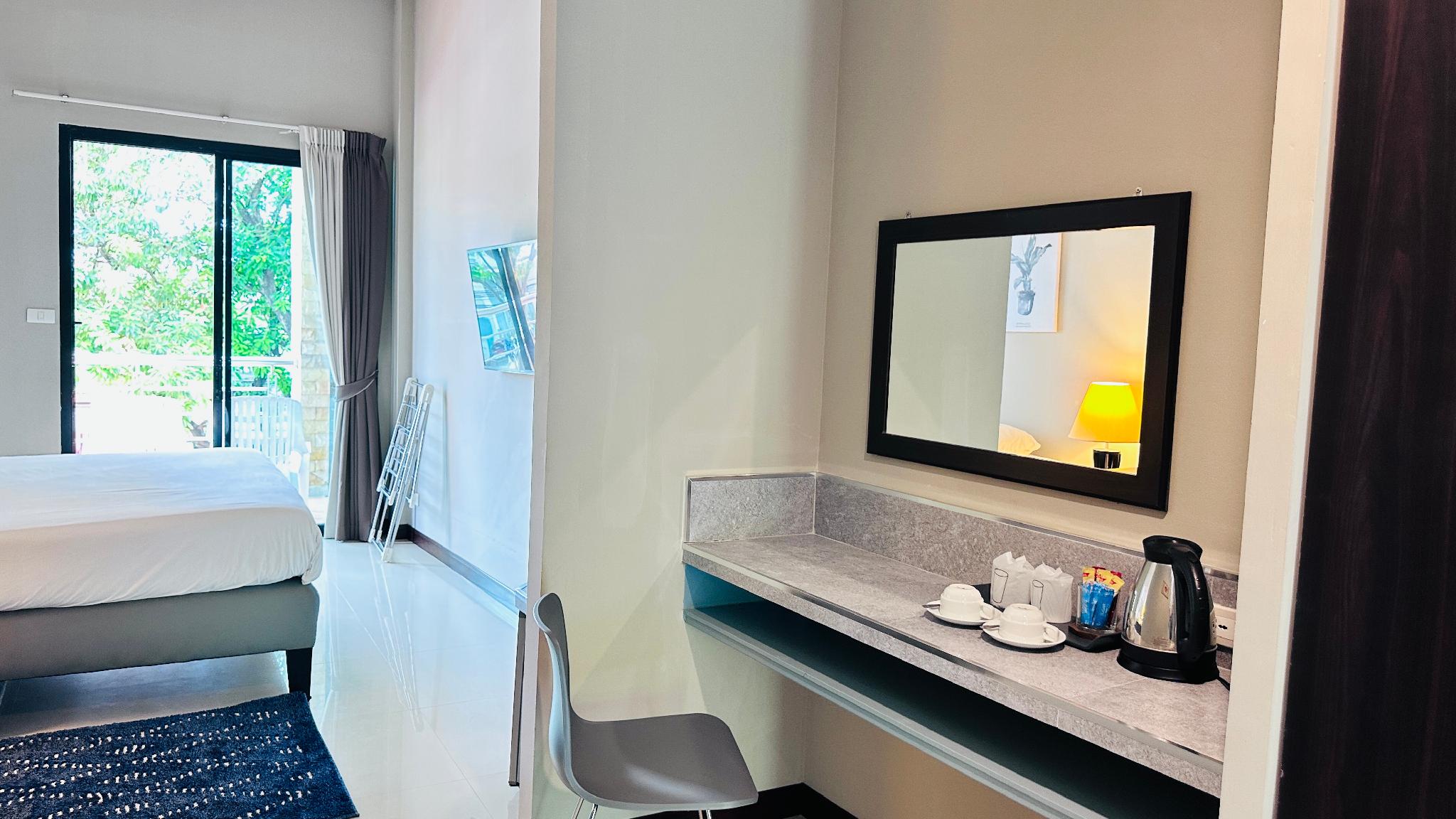 Suite, 2 Beds, Street View, Balcony