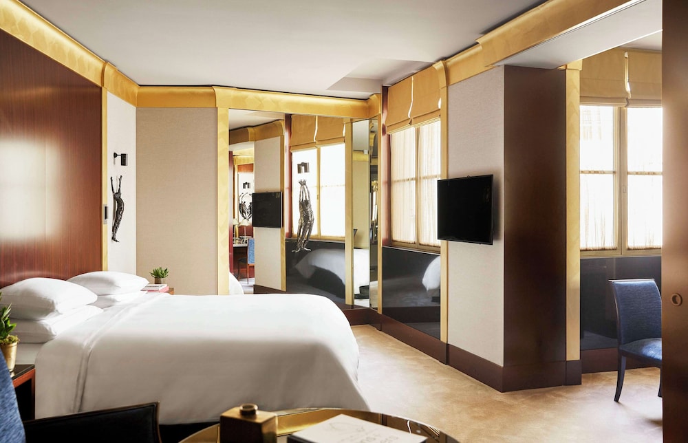Ambassador, Suite, King Bed