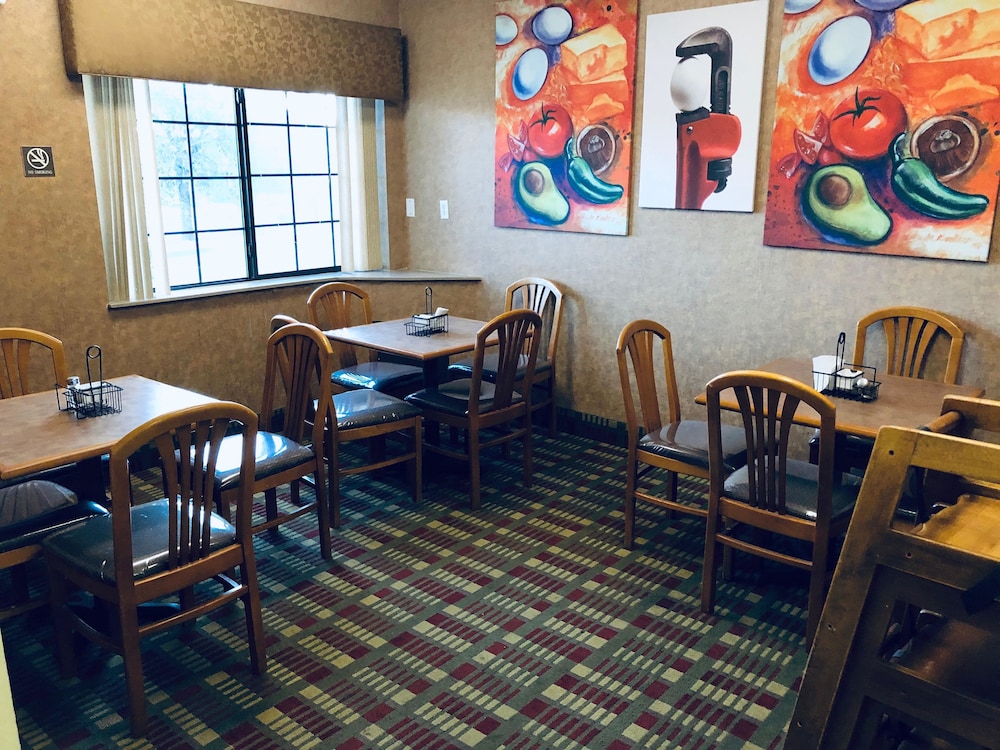 Days Inn & Suites by Wyndham San Antonio North/Stone Oak 42/63