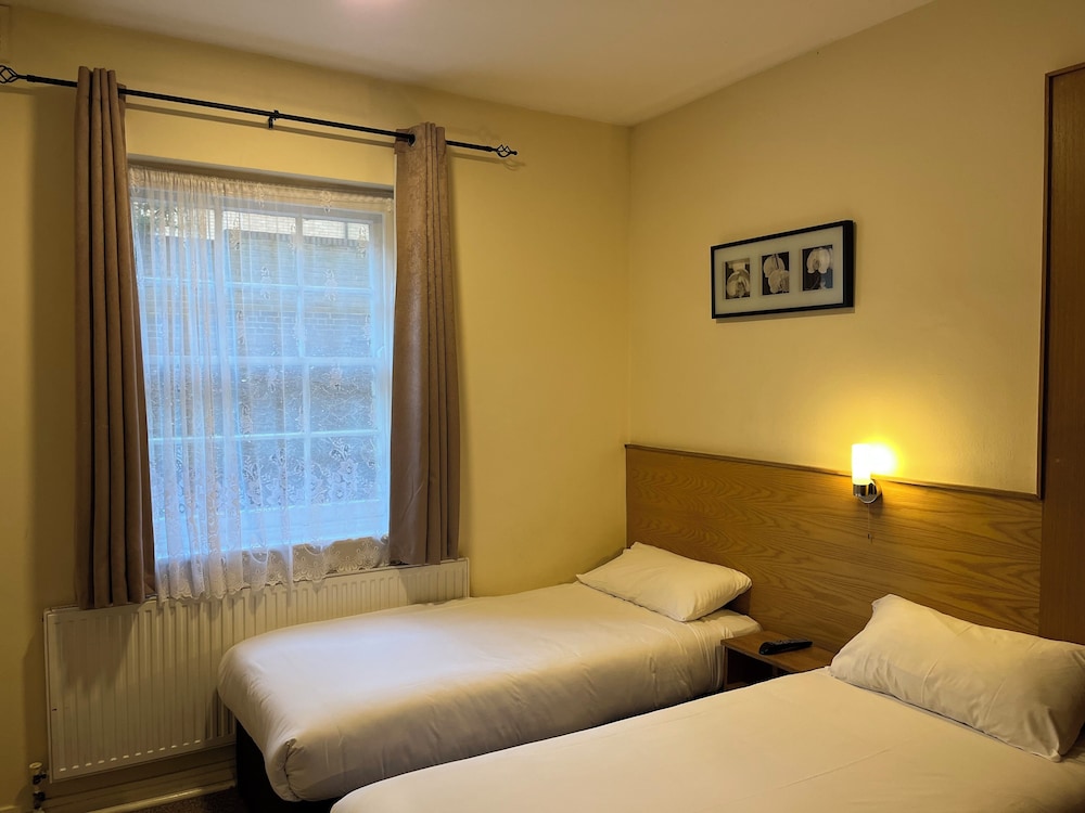 ROOM, TWIN BEDS