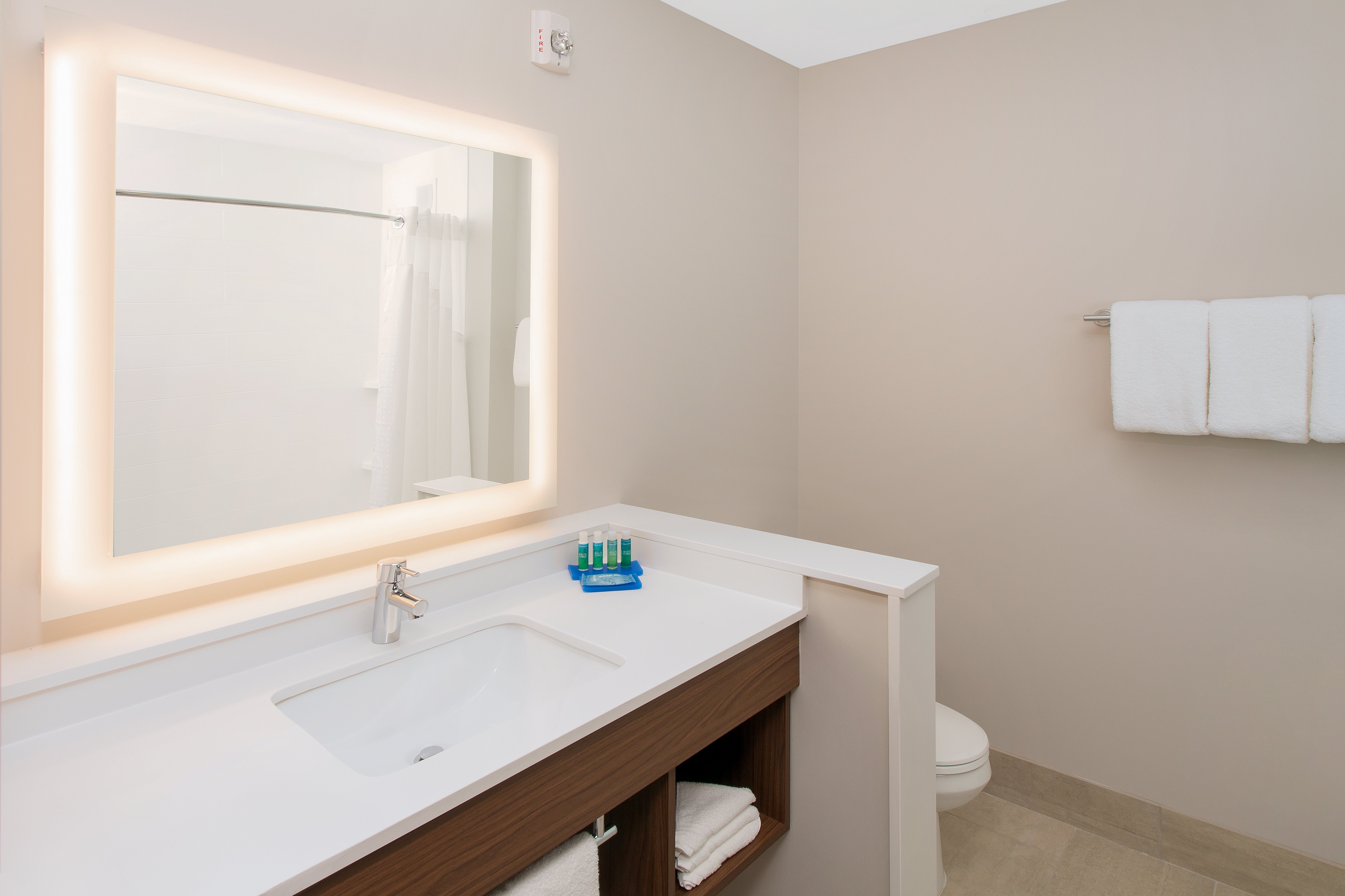 Holiday Inn Express and Suites Sterling Heights-Detroit Area 21/23