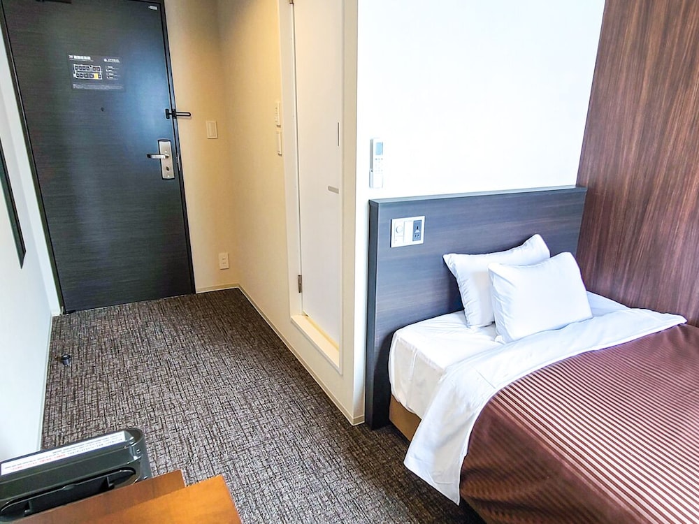 ROOM, SINGLE, SMOKING