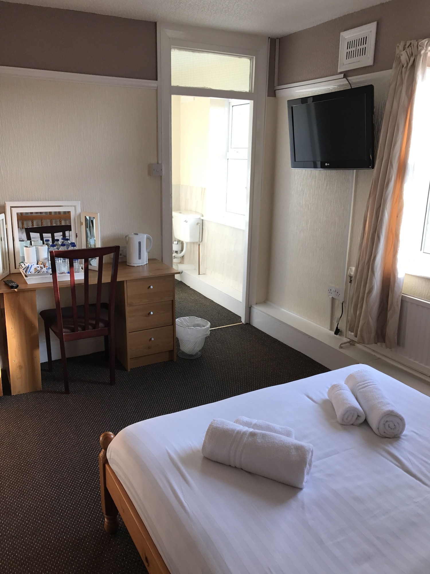 ROOM, QUADRUPLE