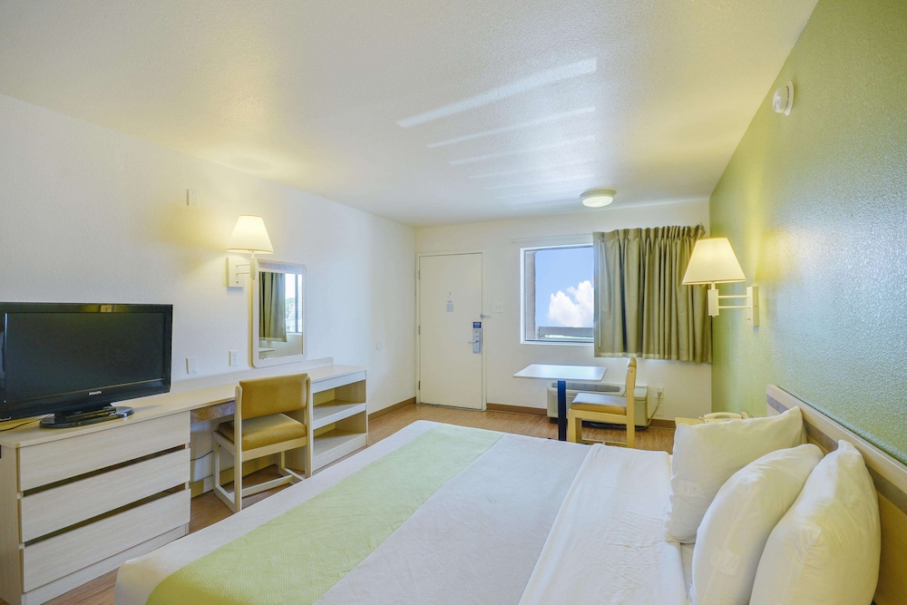 Motel6 Baytown, TX - Baytown East 38/63