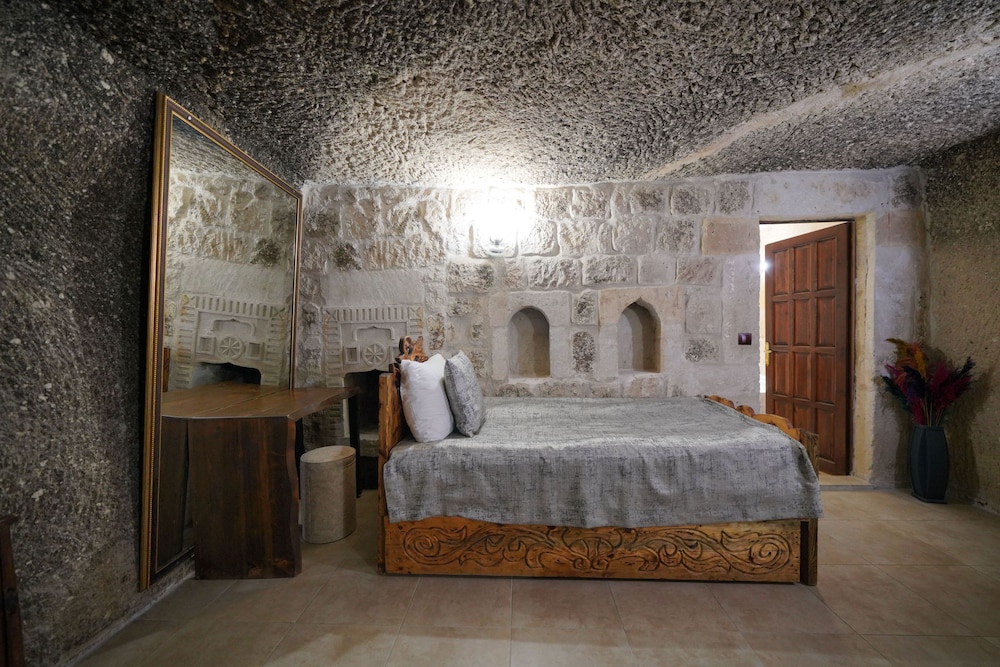 Holiday Cave Hotel 13/81