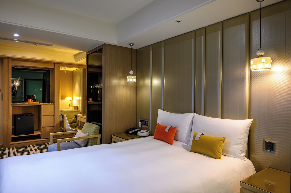 ROOM, DOUBLE BED, NO VIEW