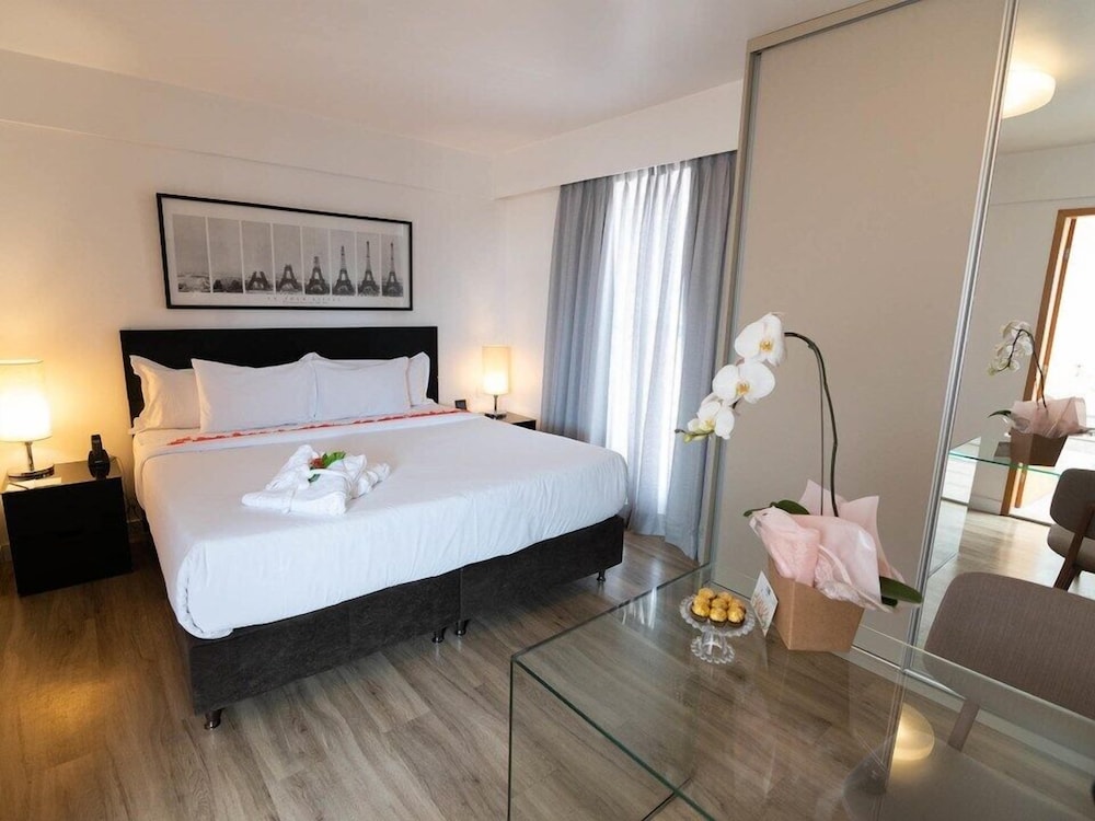 ROOM, DOUBLE BED