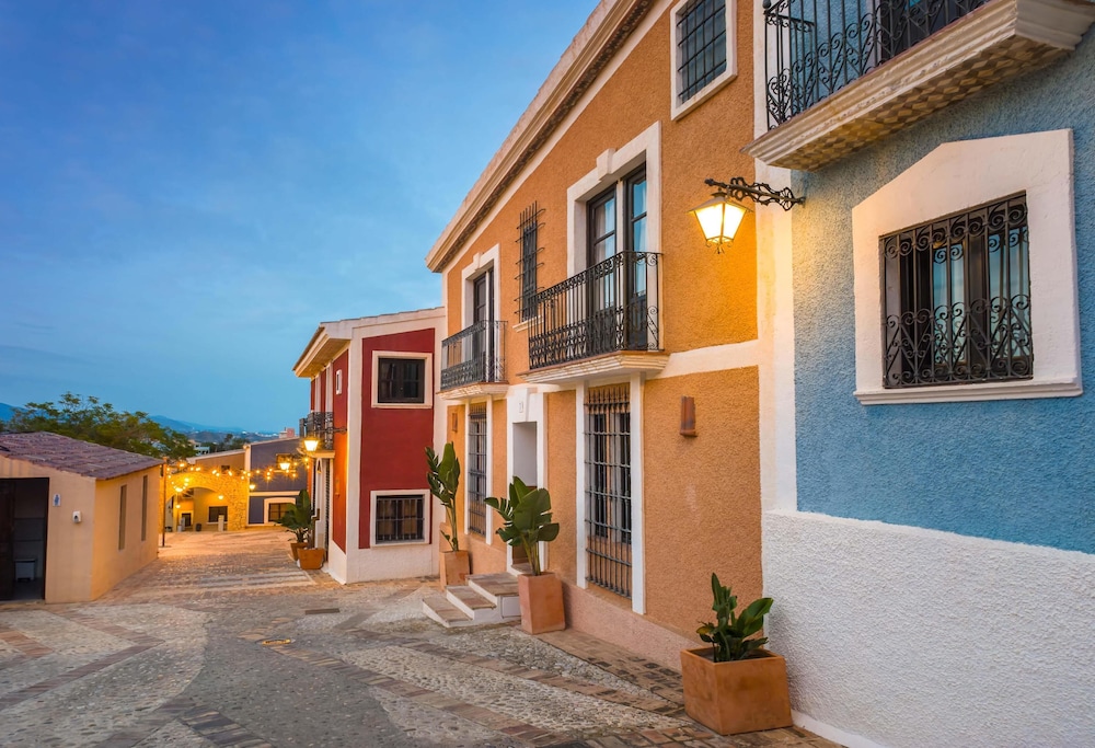 Occidental Pueblo Acantilado 3/50