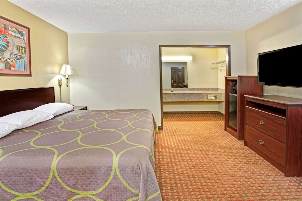 Super 8 By Wyndham Shawnee 16/48
