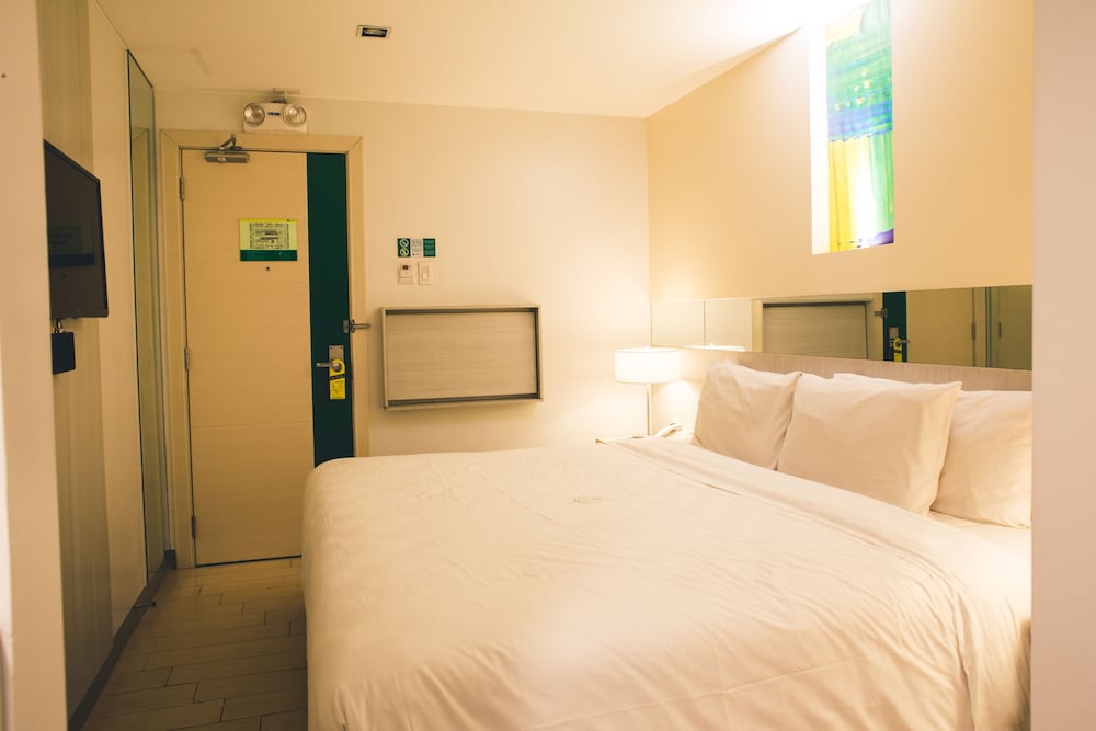 STANDARD, QUEEN BED