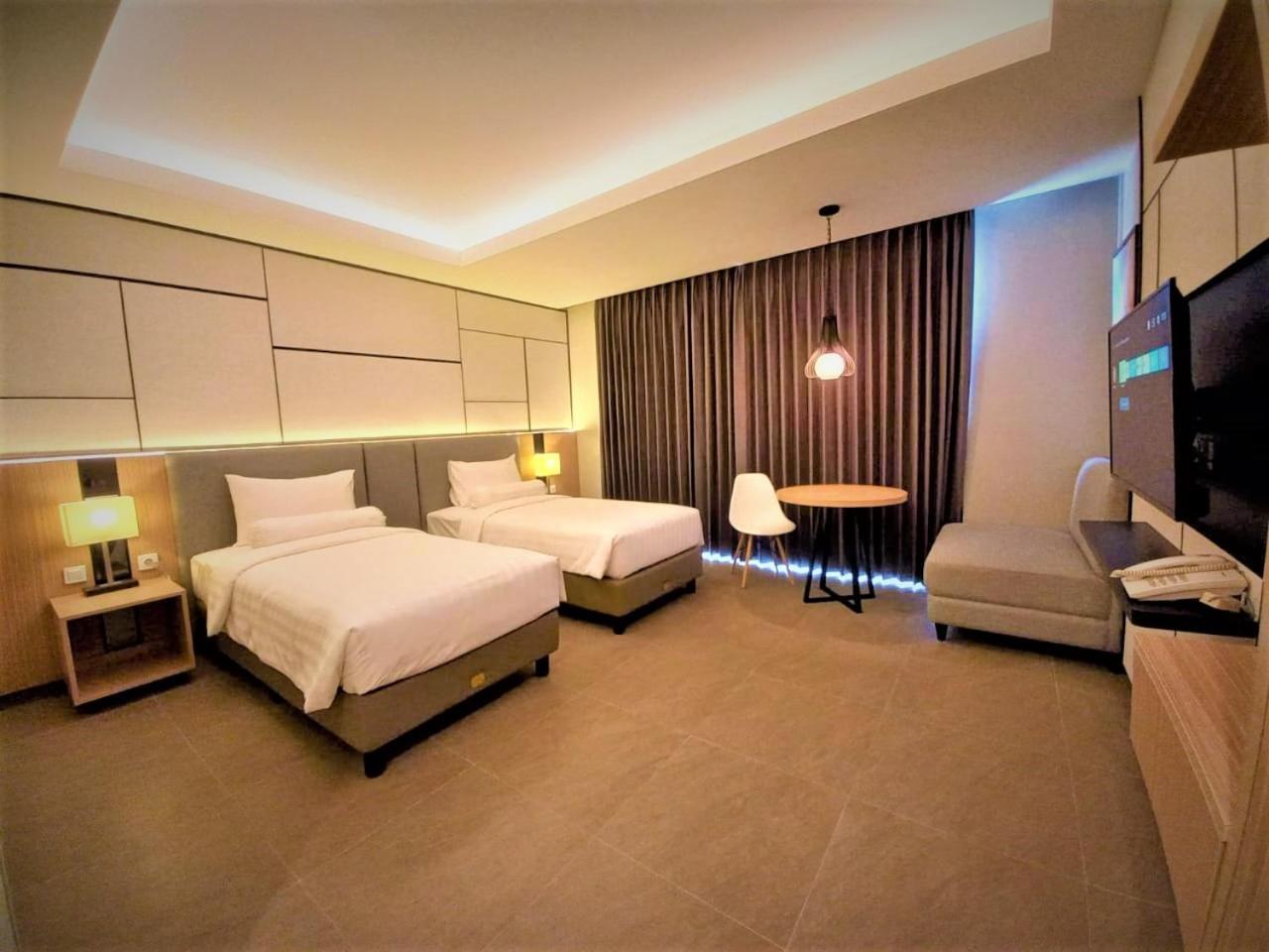 Front One King Hotel Tuban 29/68