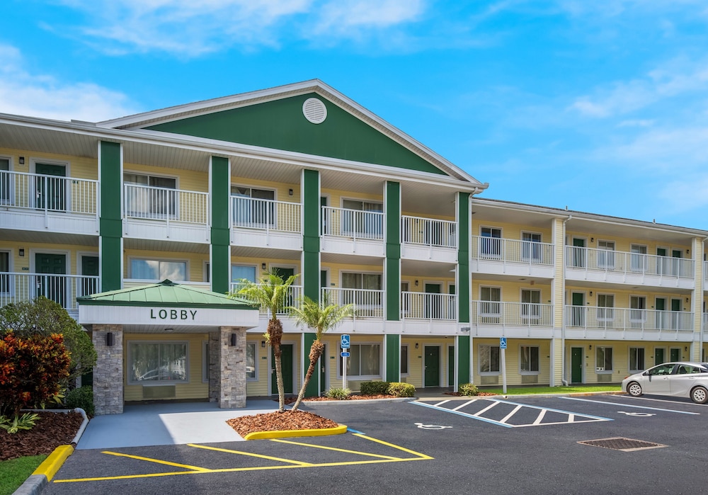 HomeTowne Studios Orlando - UCF Area photo2