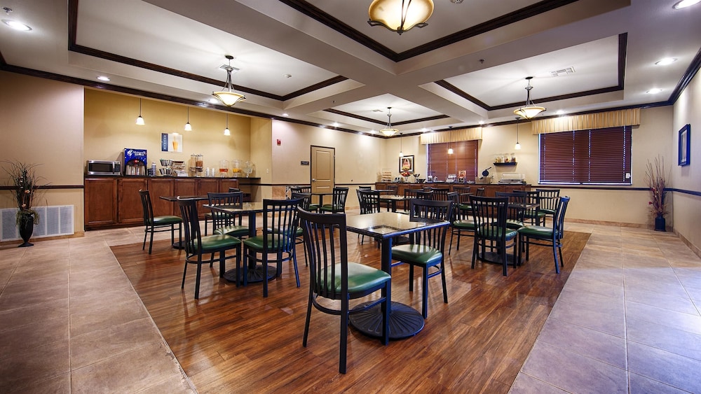 Best Western Plus Emory At Lake Fork Inn And Suites 34/42
